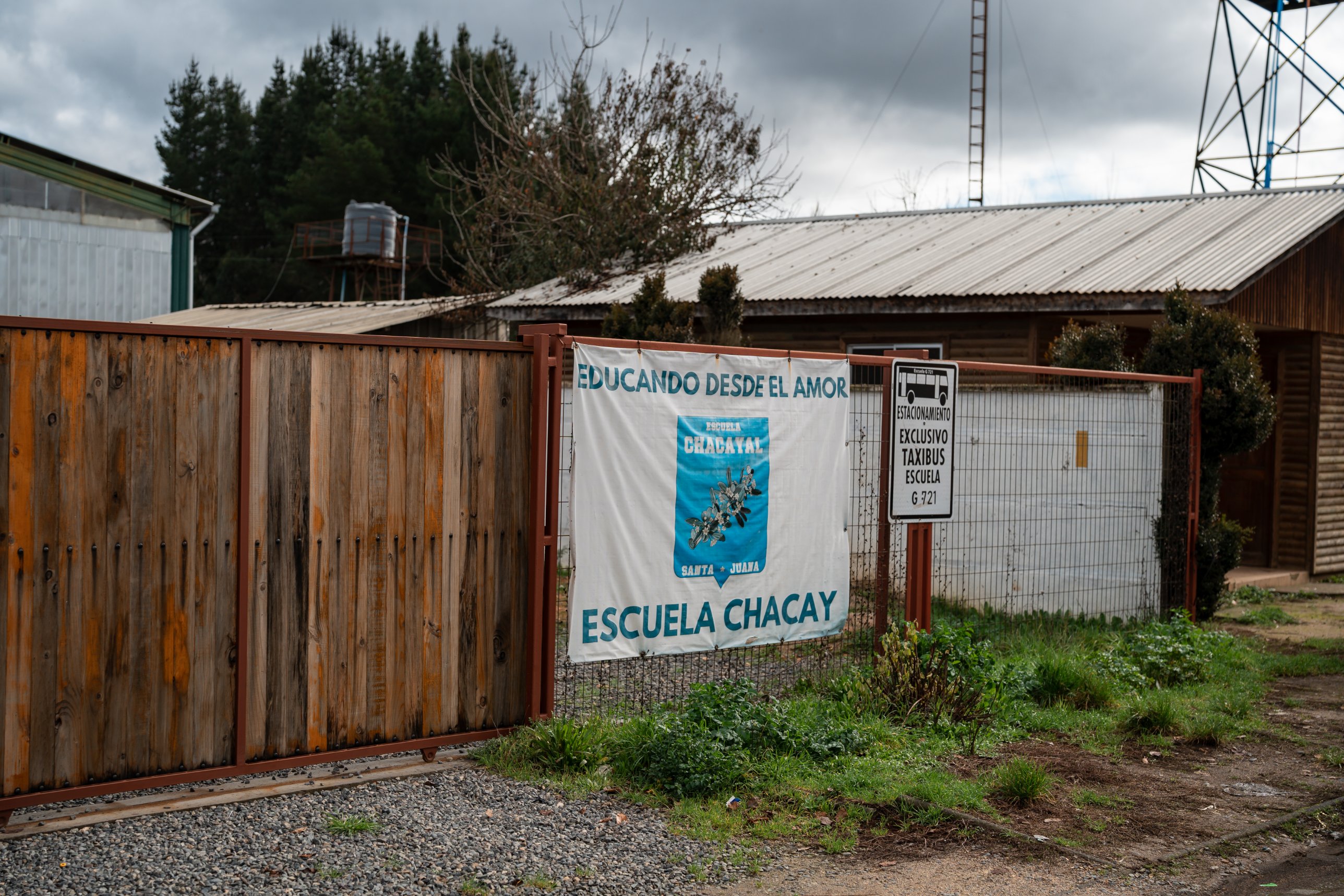 Entrada de la Escuela Chacay en Santa Juana