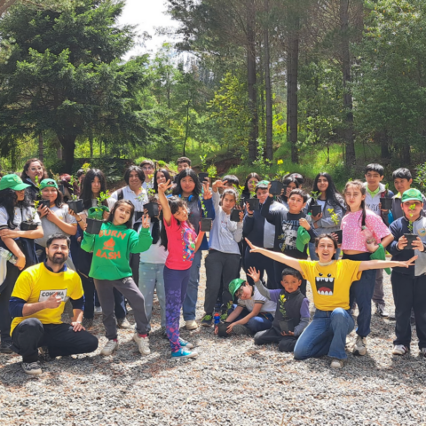 Estudiantes y monitores celebran en un bosque