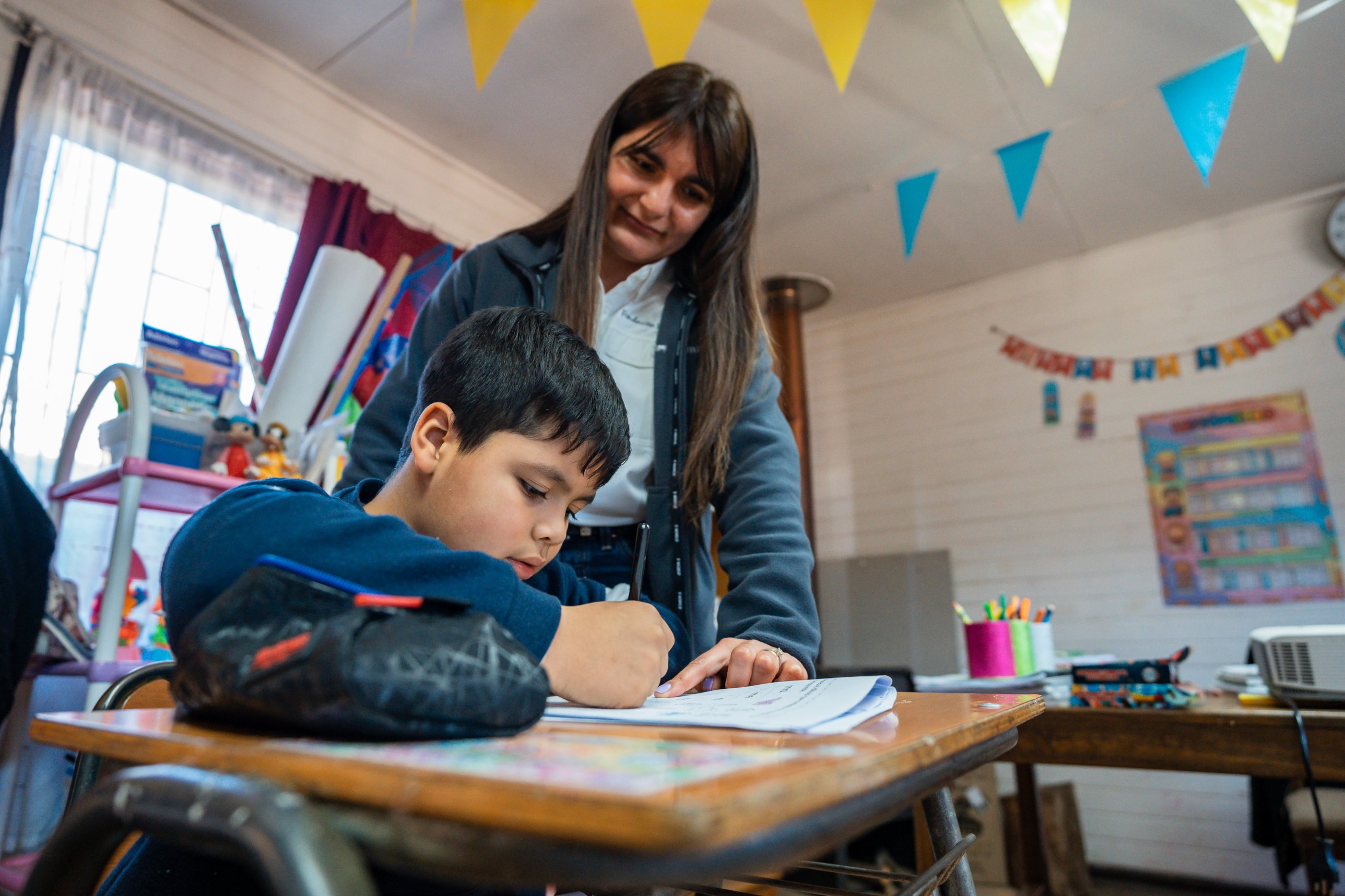 Tutora acompaña a un niño en su casa