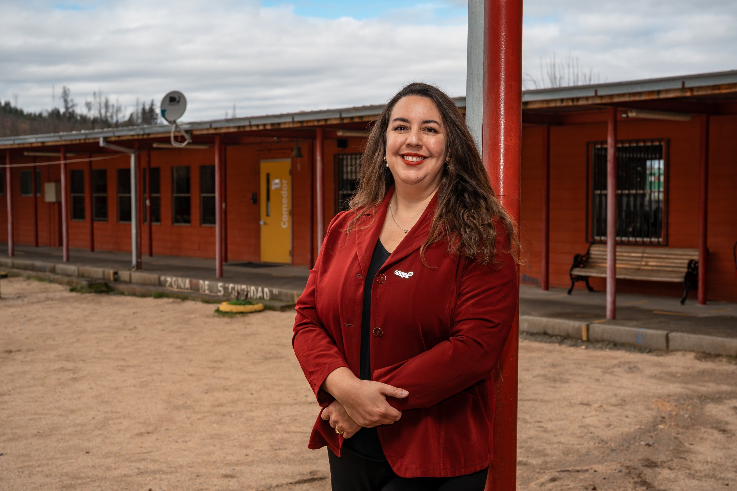 Integrante de la Fundación en el patio de una escuela