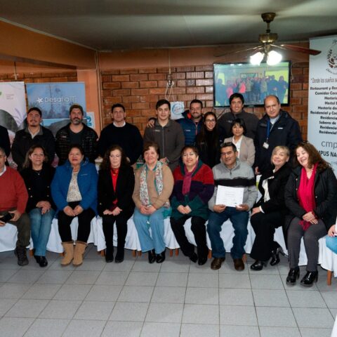 Tutoras comunitarias de HIPPY posan en la presentación del estudio